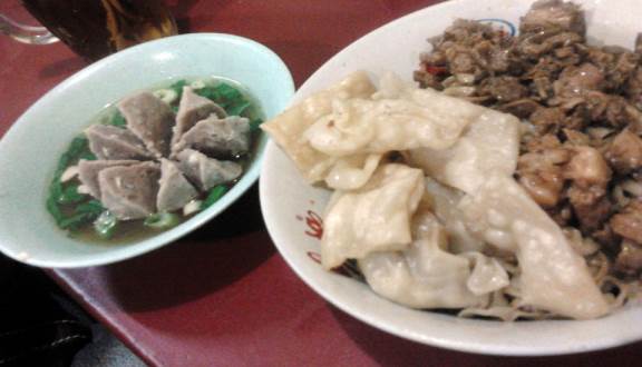 1. Resto Mie Ayam Berkat, 2. Yamien 88 Cijantung, 3. Mie Ayam Fajar, 4. Bakmie Arcadia, 5. Bakmi GM, 6. Bakmi Roxy, 7. Bakmi Bangka 33