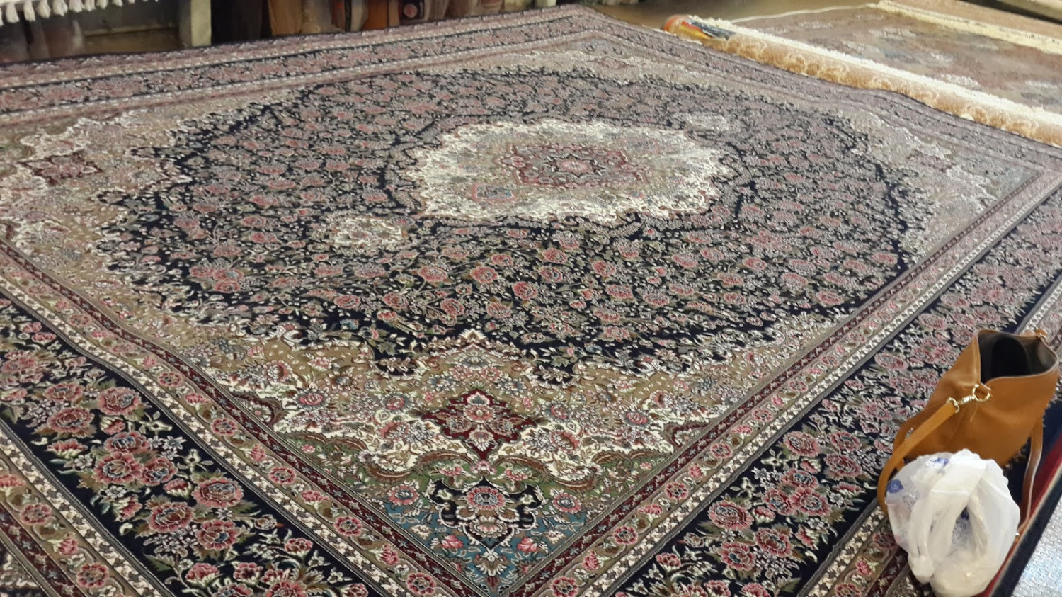 1. Karpet Persia, 2. Arabic Attars, 3. Pashmina, 4. Gold Jewelry, 5. Teko Dallah, 6. Patung Unta, 7. Aksesoris Magnet Kulkas dan Gantungan Kunci, 8. Boneka Unta, 9. Kaos Dubai, 10. Peci
