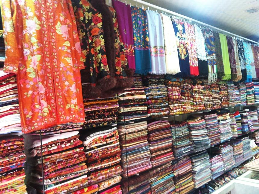 1. Karpet Persia, 2. Arabic Attars, 3. Pashmina, 4. Gold Jewelry, 5. Teko Dallah, 6. Patung Unta, 7. Aksesoris Magnet Kulkas dan Gantungan Kunci, 8. Boneka Unta, 9. Kaos Dubai, 10. Peci