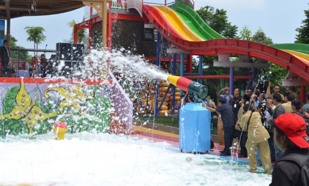 1. Wisata Bajak Laut, 2. Surya Waterboom, 3. Tirta Agung, 4. Bukit Awan, 5. Dynasty, 6. Tiara Club, 7. Malindo, 8. Waterpark Ladiva, 9. Tito’S, 10. Petrokimia