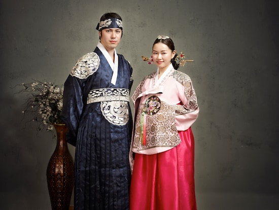1. Hanbok, 2. Buchae, 3. Sabun Korea, 4. Buncheong, 5. Onggi, 6. Sujeo, 7. Kosmetik, 8. Topeng Talchum, 9. Hanji, 10. Bantal