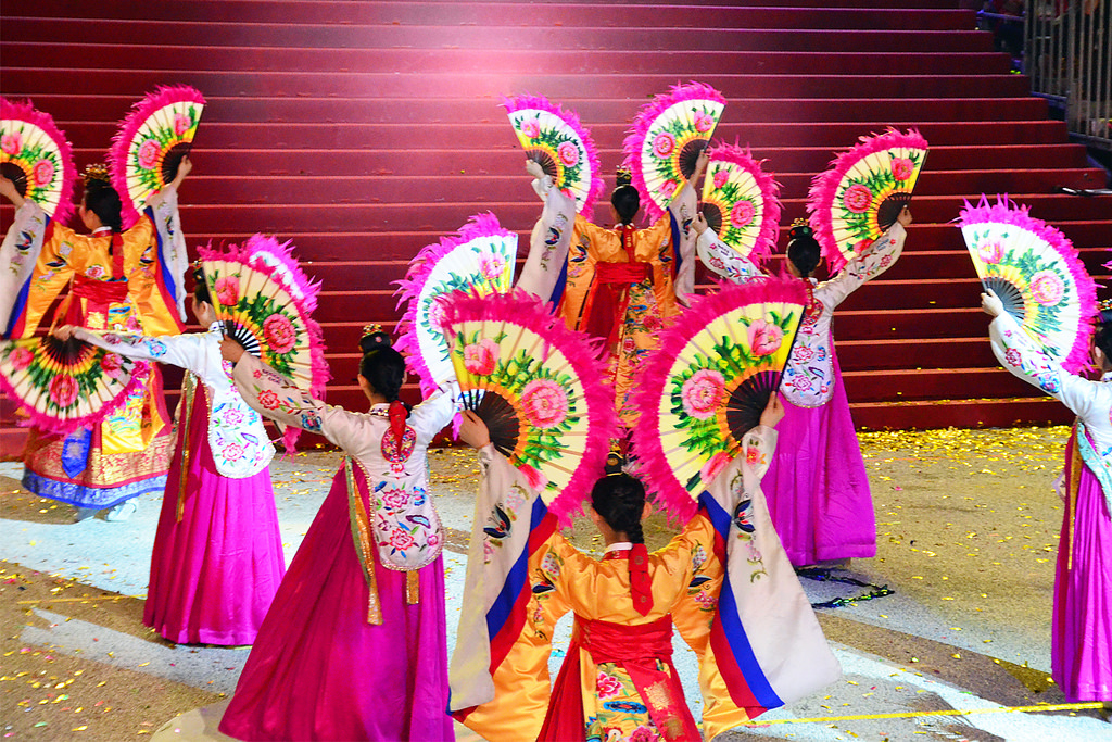 1. Hanbok, 2. Buchae, 3. Sabun Korea, 4. Buncheong, 5. Onggi, 6. Sujeo, 7. Kosmetik, 8. Topeng Talchum, 9. Hanji, 10. Bantal