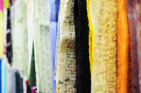 1. Hanbok, 2. Buchae, 3. Sabun Korea, 4. Buncheong, 5. Onggi, 6. Sujeo, 7. Kosmetik, 8. Topeng Talchum, 9. Hanji, 10. Bantal