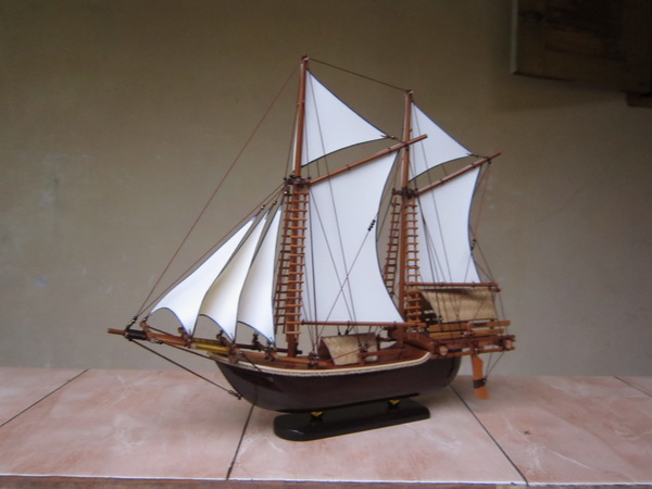 1. Perahu Dalam Botol, 2. Patung Anoa Kayu, 3. Asbak Kaca Kerang laut, 4. Pajangan Perahu Kayu, 5. Patung Kayu Ayam, 6. Kerajinan Perak, 7. Kain Tenun, 8. Sarung Tenun, 9. Pernak-pernik Aksesoris, 10. Kaos Khas