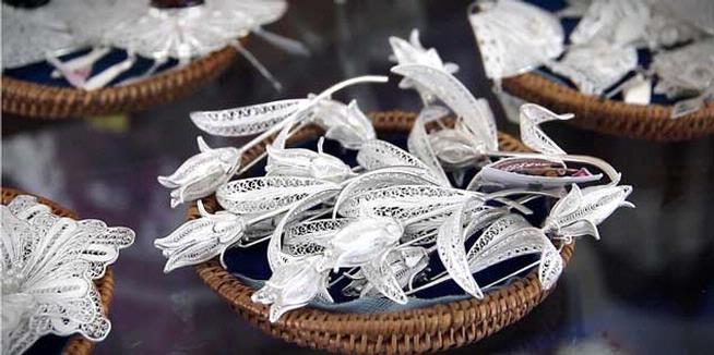 1. Perahu Dalam Botol, 2. Patung Anoa Kayu, 3. Asbak Kaca Kerang laut, 4. Pajangan Perahu Kayu, 5. Patung Kayu Ayam, 6. Kerajinan Perak, 7. Kain Tenun, 8. Sarung Tenun, 9. Pernak-pernik Aksesoris, 10. Kaos Khas