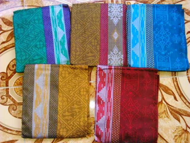 1. Perahu Dalam Botol, 2. Patung Anoa Kayu, 3. Asbak Kaca Kerang laut, 4. Pajangan Perahu Kayu, 5. Patung Kayu Ayam, 6. Kerajinan Perak, 7. Kain Tenun, 8. Sarung Tenun, 9. Pernak-pernik Aksesoris, 10. Kaos Khas