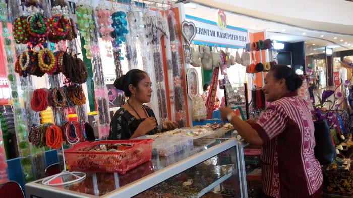1. Kain Tenun, 2. Tas Tenun, 3. Kerajinan Kayu Cendana, 4. Tenun Ikat, 5. ReplikaSasando, 6. Pajangan Tanduk, 7. Sarung Selendang Prada, 9. Tilangga, 10. Aksesoris Lainnya
