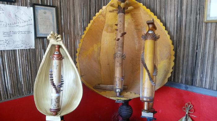 1. Kain Tenun, 2. Tas Tenun, 3. Kerajinan Kayu Cendana, 4. Tenun Ikat, 5. ReplikaSasando, 6. Pajangan Tanduk, 7. Sarung Selendang Prada, 9. Tilangga, 10. Aksesoris Lainnya