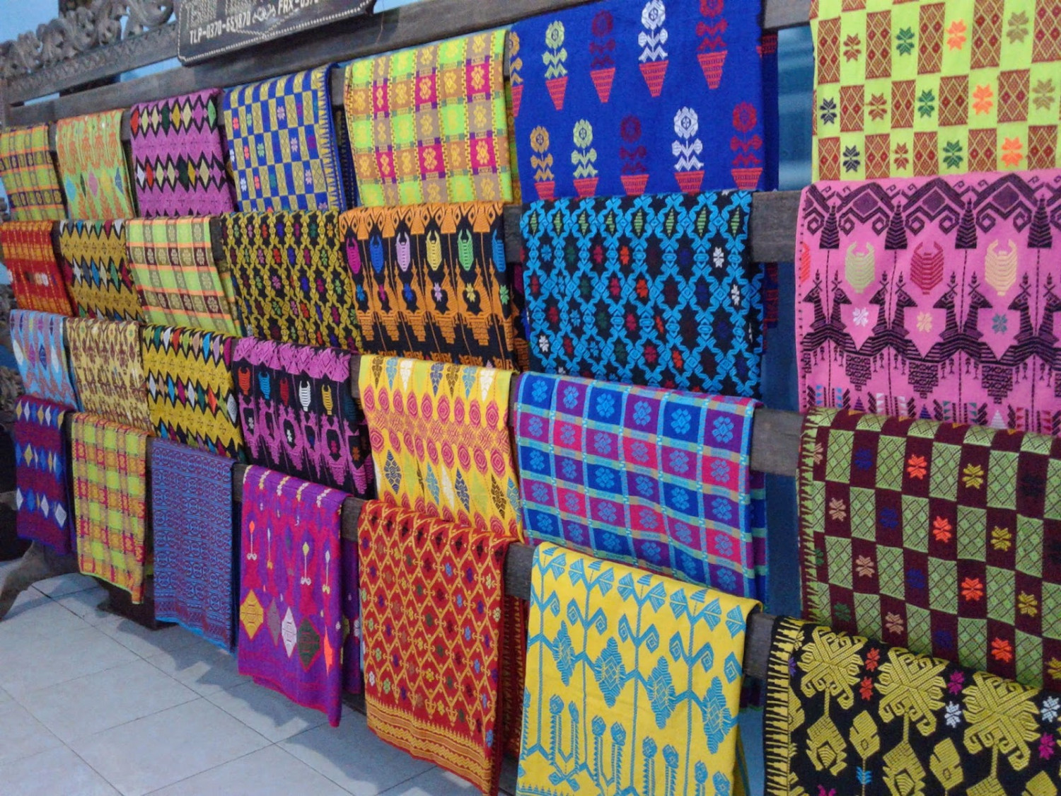 1. Batik, 2. Wayang, 3. Pahatan Kayu, 4. Miniatur Khas, 5. Kerajinan Kulit, 6. Kain Tenun, 7. Anyaman Bambu, 8. Kerajinan Rotan, 9. Batang Pisang, 10. Kerajinan Logam