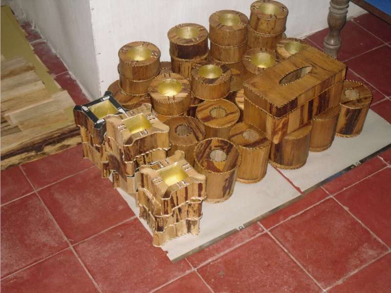 1. Batik, 2. Wayang, 3. Pahatan Kayu, 4. Miniatur Khas, 5. Kerajinan Kulit, 6. Kain Tenun, 7. Anyaman Bambu, 8. Kerajinan Rotan, 9. Batang Pisang, 10. Kerajinan Logam
