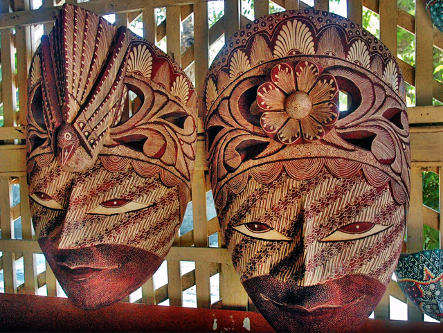 1. Kaos Dagadu, 2. Wayang, 3. Batik Jogja, 4. Tas Dowa, 5. Blangkonan, 6. Barang Antik Beringharjo, 7. Kerajinan Kulit, 8. Surjan, 9. Selop Batik, 10. Topeng Batik, 11. Patung Loro Blonyo, 12. Miniatur Becak atau sepeda onthel, 13. Kerajinan Perak, 14. Mainan Tradisional, 15. Miniatur Gamelan