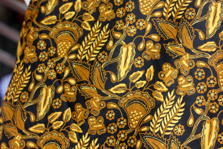1. Kaos Dagadu, 2. Wayang, 3. Batik Jogja, 4. Tas Dowa, 5. Blangkonan, 6. Barang Antik Beringharjo, 7. Kerajinan Kulit, 8. Surjan, 9. Selop Batik, 10. Topeng Batik, 11. Patung Loro Blonyo, 12. Miniatur Becak atau sepeda onthel, 13. Kerajinan Perak, 14. Mainan Tradisional, 15. Miniatur Gamelan