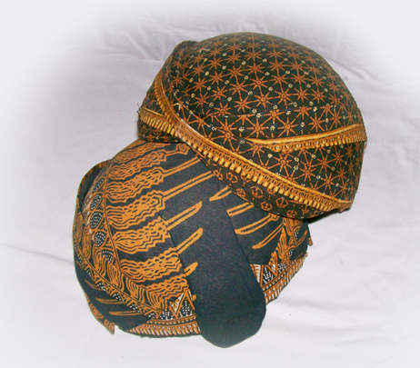 1. Kaos Dagadu, 2. Wayang, 3. Batik Jogja, 4. Tas Dowa, 5. Blangkonan, 6. Barang Antik Beringharjo, 7. Kerajinan Kulit, 8. Surjan, 9. Selop Batik, 10. Topeng Batik, 11. Patung Loro Blonyo, 12. Miniatur Becak atau sepeda onthel, 13. Kerajinan Perak, 14. Mainan Tradisional, 15. Miniatur Gamelan