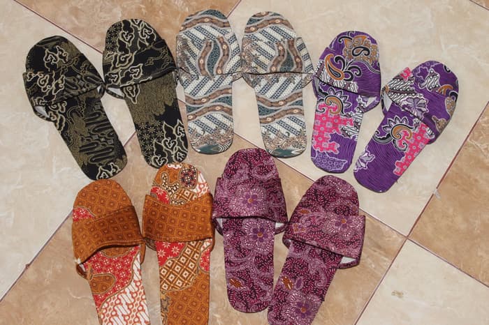 1. Kaos Dagadu, 2. Wayang, 3. Batik Jogja, 4. Tas Dowa, 5. Blangkonan, 6. Barang Antik Beringharjo, 7. Kerajinan Kulit, 8. Surjan, 9. Selop Batik, 10. Topeng Batik, 11. Patung Loro Blonyo, 12. Miniatur Becak atau sepeda onthel, 13. Kerajinan Perak, 14. Mainan Tradisional, 15. Miniatur Gamelan