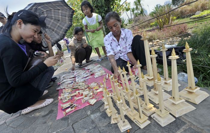 1. Miniatur Monas, 2. Magnet Kulkas Abang None Jakarta, 3. Snowglobe Jakarta, 4. Celana Betawi, 5. Gantungan Kunci Ondel-ondel, 6. Patung Ondel-ondel Mini, 7. Topeng Ondel-ondel, 8. Kebaya Betawi, 9. Post Card Tema Jakarta, 10. Miniatur Bajaj, 11. Miniatur Pedagang Kerak Telor, 12. Batik Betawi, 13. Tumblr Bottle, 14. Barang Kuno dan Antik, 15. Tas, Baju, Sepatu Grosiran