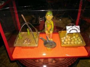 1. Miniatur Monas, 2. Magnet Kulkas Abang None Jakarta, 3. Snowglobe Jakarta, 4. Celana Betawi, 5. Gantungan Kunci Ondel-ondel, 6. Patung Ondel-ondel Mini, 7. Topeng Ondel-ondel, 8. Kebaya Betawi, 9. Post Card Tema Jakarta, 10. Miniatur Bajaj, 11. Miniatur Pedagang Kerak Telor, 12. Batik Betawi, 13. Tumblr Bottle, 14. Barang Kuno dan Antik, 15. Tas, Baju, Sepatu Grosiran