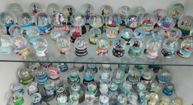 1. Miniatur Monas, 2. Magnet Kulkas Abang None Jakarta, 3. Snowglobe Jakarta, 4. Celana Betawi, 5. Gantungan Kunci Ondel-ondel, 6. Patung Ondel-ondel Mini, 7. Topeng Ondel-ondel, 8. Kebaya Betawi, 9. Post Card Tema Jakarta, 10. Miniatur Bajaj, 11. Miniatur Pedagang Kerak Telor, 12. Batik Betawi, 13. Tumblr Bottle, 14. Barang Kuno dan Antik, 15. Tas, Baju, Sepatu Grosiran