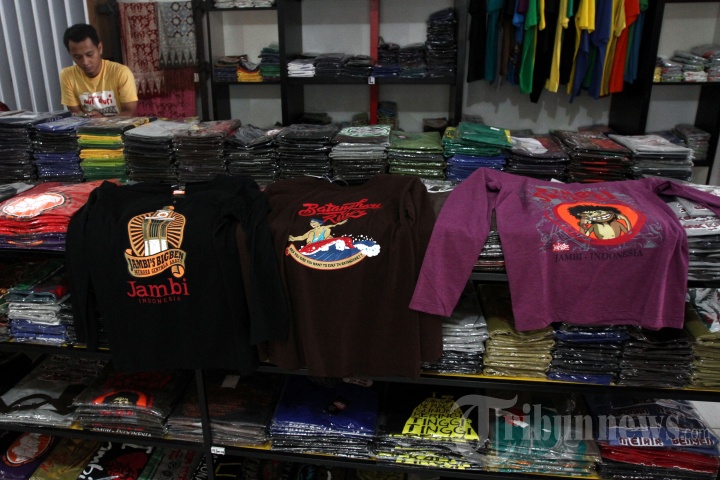 1. Batik Jambi, 2. Kaos Khas, 3. Gelang Sebelik Sumpah, 4. Produk Anyaman, 5. Kerajinan Logam, 6. Kaos Temphoyac, 7. Jakoz Jambi, 8. Ukiran Rumah Adat, 9. Miniatur Landmark, 10. Kerajinan Ketilon