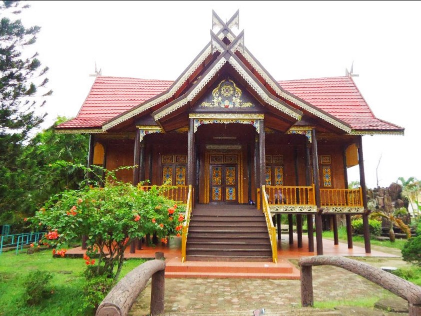 1. Batik Jambi, 2. Kaos Khas, 3. Gelang Sebelik Sumpah, 4. Produk Anyaman, 5. Kerajinan Logam, 6. Kaos Temphoyac, 7. Jakoz Jambi, 8. Ukiran Rumah Adat, 9. Miniatur Landmark, 10. Kerajinan Ketilon