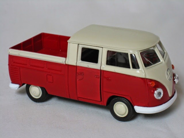 1. Eau de Cologne, 2. Miniatur VW, 3. Piring Keramik, 4. Aneka pernak-pernik unik jerman, 5. Buddy Bear, 6. Tas retro asli berlin, 7. Ampelmannchen, 8. Serpihan Termbok Berlin, 9. Kacamata Hipster, 10. 3D Puzzle Brandenburger Tor