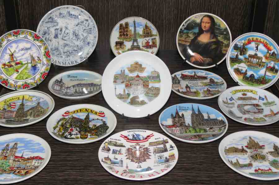1. Eau de Cologne, 2. Miniatur VW, 3. Piring Keramik, 4. Aneka pernak-pernik unik jerman, 5. Buddy Bear, 6. Tas retro asli berlin, 7. Ampelmannchen, 8. Serpihan Termbok Berlin, 9. Kacamata Hipster, 10. 3D Puzzle Brandenburger Tor