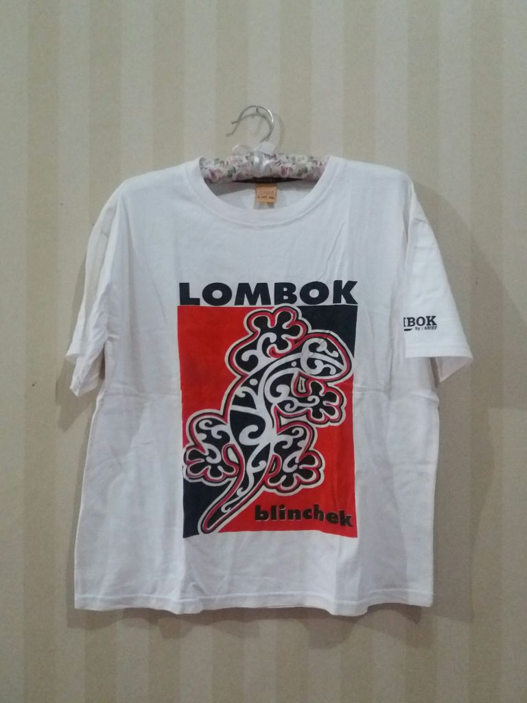 1. Kalung Mutiara, 2. Minyak Gosok Sumbawa, 3. Kaos Lombok, 4. Kain Songket Sasak, 5. Kain Tenun Sasak, 6. Anyaman Ketak, 7. Gerabah Khas Lombok, 8. Kendi Maling, 9. Kerajinan Cukli, 10. Begasingan (Gasing Lombok)