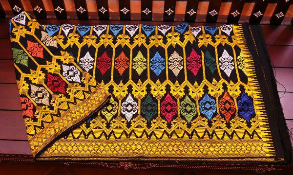 1. Kalung Mutiara, 2. Minyak Gosok Sumbawa, 3. Kaos Lombok, 4. Kain Songket Sasak, 5. Kain Tenun Sasak, 6. Anyaman Ketak, 7. Gerabah Khas Lombok, 8. Kendi Maling, 9. Kerajinan Cukli, 10. Begasingan (Gasing Lombok)