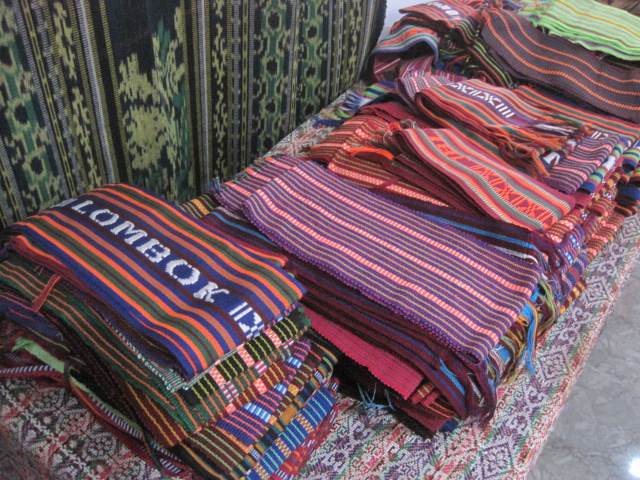 1. Kalung Mutiara, 2. Minyak Gosok Sumbawa, 3. Kaos Lombok, 4. Kain Songket Sasak, 5. Kain Tenun Sasak, 6. Anyaman Ketak, 7. Gerabah Khas Lombok, 8. Kendi Maling, 9. Kerajinan Cukli, 10. Begasingan (Gasing Lombok)
