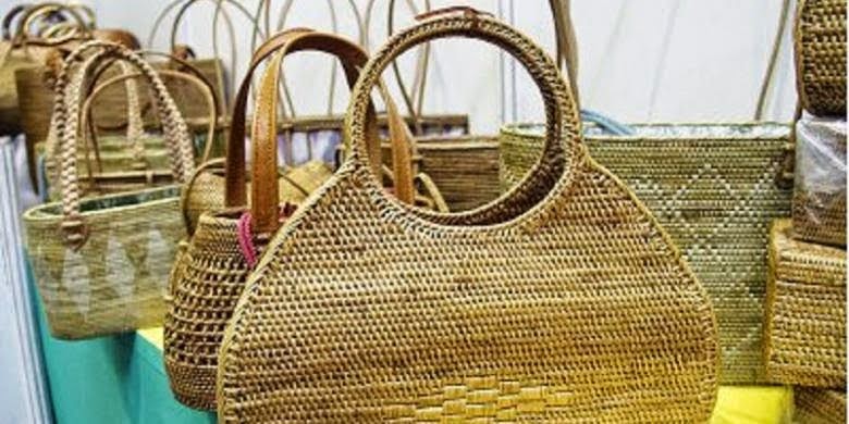 1. Kalung Mutiara, 2. Minyak Gosok Sumbawa, 3. Kaos Lombok, 4. Kain Songket Sasak, 5. Kain Tenun Sasak, 6. Anyaman Ketak, 7. Gerabah Khas Lombok, 8. Kendi Maling, 9. Kerajinan Cukli, 10. Begasingan (Gasing Lombok)