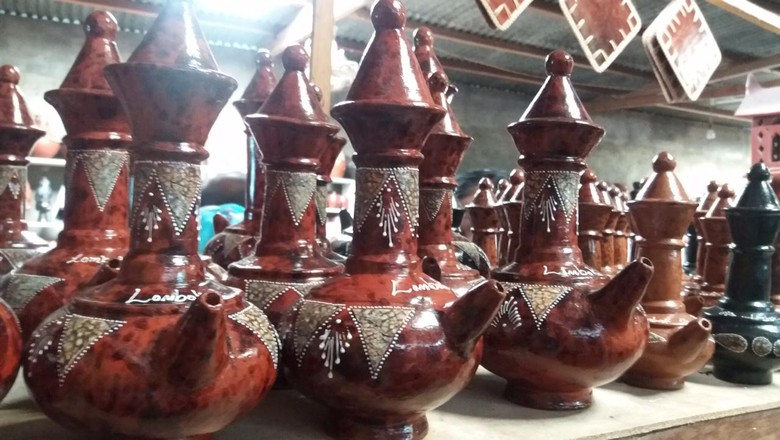 1. Kalung Mutiara, 2. Minyak Gosok Sumbawa, 3. Kaos Lombok, 4. Kain Songket Sasak, 5. Kain Tenun Sasak, 6. Anyaman Ketak, 7. Gerabah Khas Lombok, 8. Kendi Maling, 9. Kerajinan Cukli, 10. Begasingan (Gasing Lombok)