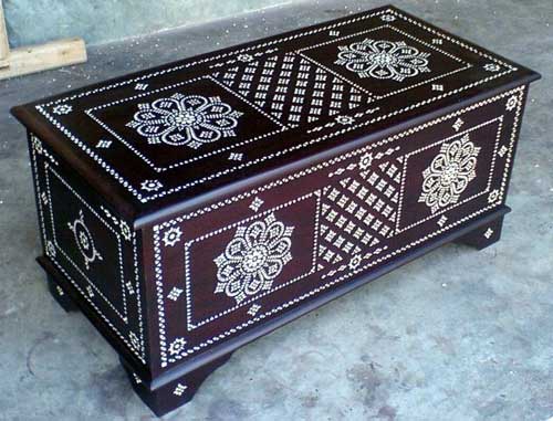 1. Kalung Mutiara, 2. Minyak Gosok Sumbawa, 3. Kaos Lombok, 4. Kain Songket Sasak, 5. Kain Tenun Sasak, 6. Anyaman Ketak, 7. Gerabah Khas Lombok, 8. Kendi Maling, 9. Kerajinan Cukli, 10. Begasingan (Gasing Lombok)
