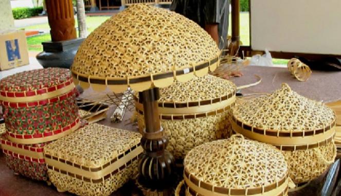 1. Kain Tapis, 2. Frame Foto Danbo (FOBO), 3. Patung Gajah Lampung, 4. Gantungan Kunci Siger, 5. Sulam Usus, 6. Kerajinan Kebung, 7. Kaos Khas Lampung, 8. Ukiran Rumah Adat, 9. Miniatur Landmark, 10. Keranjang dan Irik