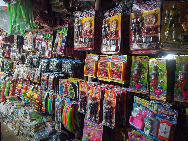 1. Sarung Tenun, 2. Kerajinan Kerang, 3. Mainan Anak, 4. Batik Magelang, 5. Kerajinan Kayu, 6. Wayang Kulit, 7. Topeng, 8. Garukan Tanduk, 9. Miniatur Candi, 10. Miniatur Alat Musik Gamelan