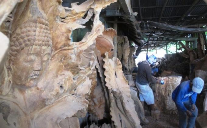 1. Sarung Tenun, 2. Kerajinan Kerang, 3. Mainan Anak, 4. Batik Magelang, 5. Kerajinan Kayu, 6. Wayang Kulit, 7. Topeng, 8. Garukan Tanduk, 9. Miniatur Candi, 10. Miniatur Alat Musik Gamelan