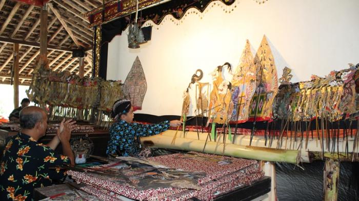 1. Sarung Tenun, 2. Kerajinan Kerang, 3. Mainan Anak, 4. Batik Magelang, 5. Kerajinan Kayu, 6. Wayang Kulit, 7. Topeng, 8. Garukan Tanduk, 9. Miniatur Candi, 10. Miniatur Alat Musik Gamelan