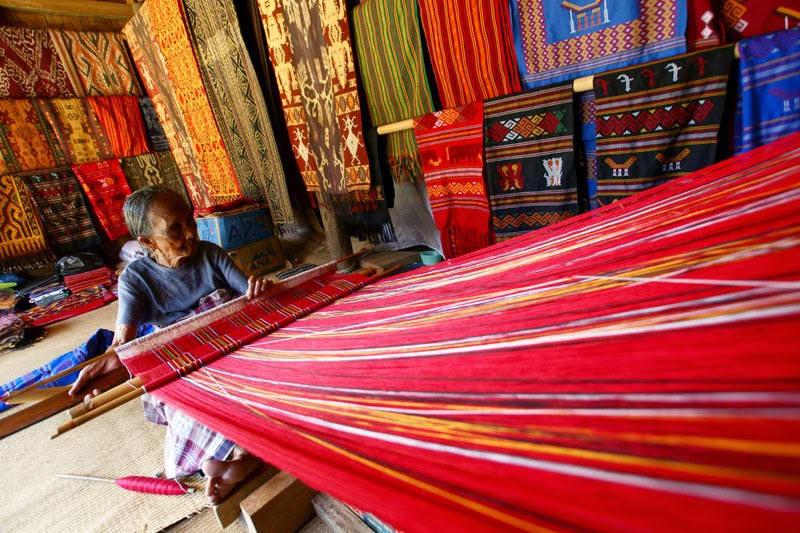 1. Kain Tenun Bugis, 2. Sarung Tenun Bugis, 3. Kain Sutra Sengkang, 4. Kain Tenun Toraja, 5. Kaos Makassar, 6. Handicraft Toraja, 7. Minyak Tawon, 8. Songkok, 9. Hiasan Kupu-kupu Bantimurung, 10. Miniatur Rumah Toraja (Tongkonan)