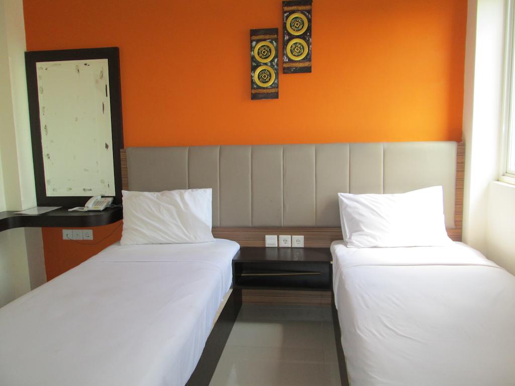 1. Makassar Breeze Place Residence, 2. La Reso Homestay, 3. Discovery Homestay, 4. Rumah Landee Homestay, 5. Matura Homestay Syariah, 6. Makassart Homestay & Coffee, 7. Homestay 471, 8. Blue Sea Homestay, 9. Almira Homestay, 10. Buddies Homestay