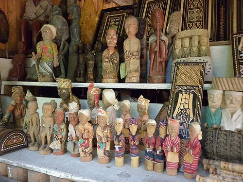 1. Kain Tenun Bugis, 2. Sarung Tenun Bugis, 3. Kain Sutra Sengkang, 4. Kain Tenun Toraja, 5. Kaos Makassar, 6. Handicraft Toraja, 7. Minyak Tawon, 8. Songkok, 9. Hiasan Kupu-kupu Bantimurung, 10. Miniatur Rumah Toraja (Tongkonan)