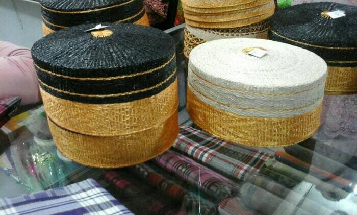 1. Kain Tenun Bugis, 2. Sarung Tenun Bugis, 3. Kain Sutra Sengkang, 4. Kain Tenun Toraja, 5. Kaos Makassar, 6. Handicraft Toraja, 7. Minyak Tawon, 8. Songkok, 9. Hiasan Kupu-kupu Bantimurung, 10. Miniatur Rumah Toraja (Tongkonan)