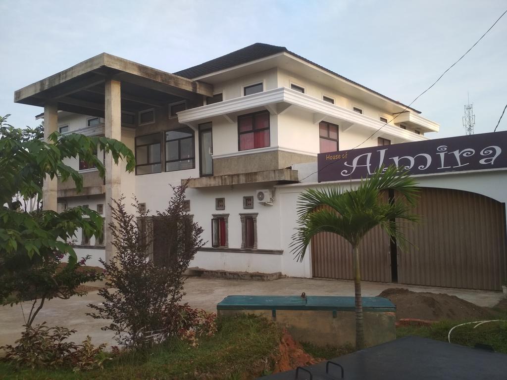 1. Makassar Breeze Place Residence, 2. La Reso Homestay, 3. Discovery Homestay, 4. Rumah Landee Homestay, 5. Matura Homestay Syariah, 6. Makassart Homestay & Coffee, 7. Homestay 471, 8. Blue Sea Homestay, 9. Almira Homestay, 10. Buddies Homestay