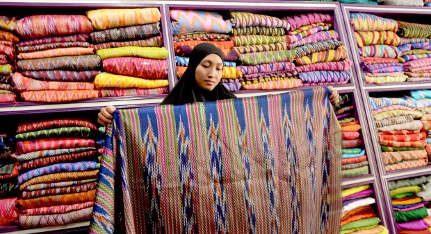 1. Kain Tenun Bugis, 2. Sarung Tenun Bugis, 3. Kain Sutra Sengkang, 4. Kain Tenun Toraja, 5. Kaos Makassar, 6. Handicraft Toraja, 7. Minyak Tawon, 8. Songkok, 9. Hiasan Kupu-kupu Bantimurung, 10. Miniatur Rumah Toraja (Tongkonan)