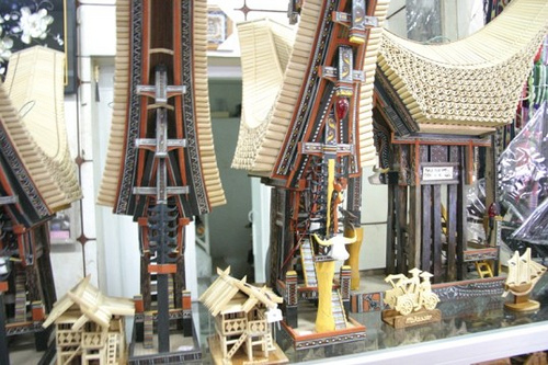 1. Kain Tenun Bugis, 2. Sarung Tenun Bugis, 3. Kain Sutra Sengkang, 4. Kain Tenun Toraja, 5. Kaos Makassar, 6. Handicraft Toraja, 7. Minyak Tawon, 8. Songkok, 9. Hiasan Kupu-kupu Bantimurung, 10. Miniatur Rumah Toraja (Tongkonan)