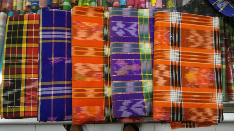 1. Kain Tenun Bugis, 2. Sarung Tenun Bugis, 3. Kain Sutra Sengkang, 4. Kain Tenun Toraja, 5. Kaos Makassar, 6. Handicraft Toraja, 7. Minyak Tawon, 8. Songkok, 9. Hiasan Kupu-kupu Bantimurung, 10. Miniatur Rumah Toraja (Tongkonan)