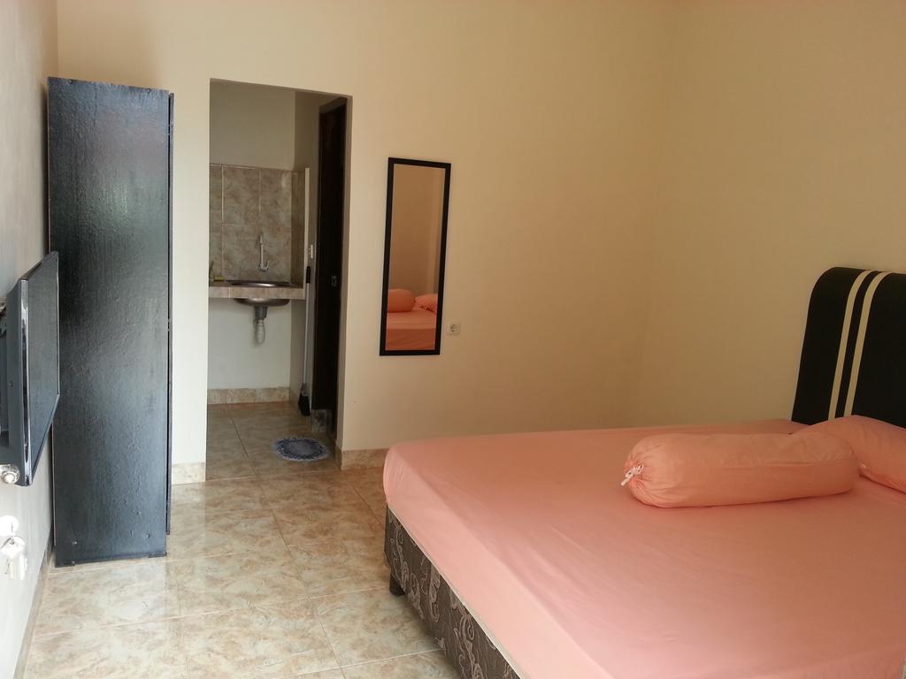 1. Makassar Breeze Place Residence, 2. La Reso Homestay, 3. Discovery Homestay, 4. Rumah Landee Homestay, 5. Matura Homestay Syariah, 6. Makassart Homestay & Coffee, 7. Homestay 471, 8. Blue Sea Homestay, 9. Almira Homestay, 10. Buddies Homestay