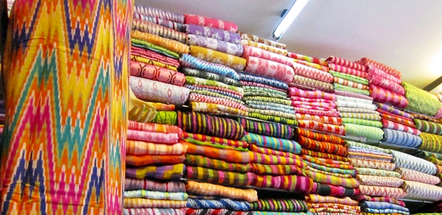 1. Kain Tenun Bugis, 2. Sarung Tenun Bugis, 3. Kain Sutra Sengkang, 4. Kain Tenun Toraja, 5. Kaos Makassar, 6. Handicraft Toraja, 7. Minyak Tawon, 8. Songkok, 9. Hiasan Kupu-kupu Bantimurung, 10. Miniatur Rumah Toraja (Tongkonan)