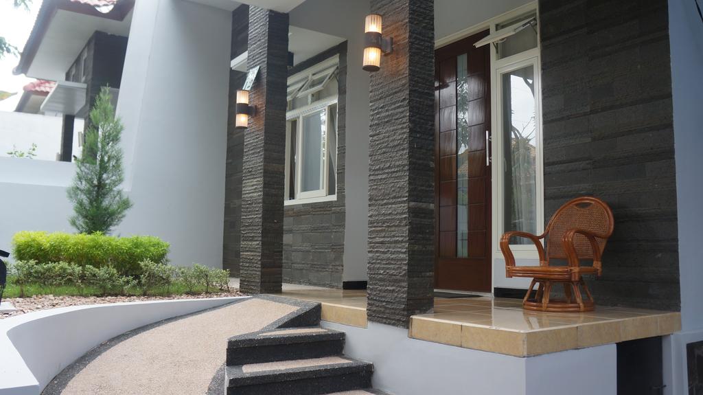 1. RumaTamu, 2. Anargya Guest House, 3. Villa Marry Ind, 4. Syariah Grahadi, 5. Huis Van Gustafine, 6. Golden Paradise, 7. Huis Van Gustafine, 8. Viqui Residence, 9. Villa de Sultan, 10. Adaya Villa, 11. Rumah Kesemek 10, 12. Malang Homestay, 13. Villa Malang Bukit Tidar, 14. Roemah Muslim, 15. Riverside Speedrank