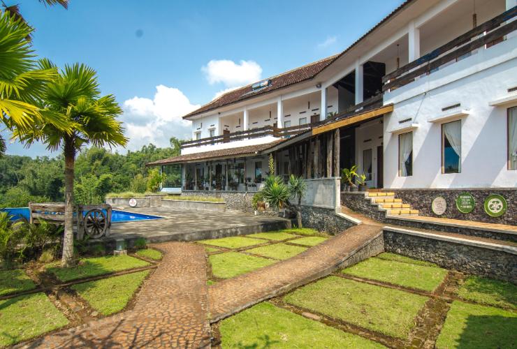 1. Jambuluwuk Batu Resort, 2. Villa Mulyono, 3. Paddy City Resort, 4. Hotel Tugu Malang, 5. Hotel 101 Malang OJ, 6. Ubud Hotel and Villas Malang, 7. The Singhasari Hotel, 8. Hotel Kampung Lumbung