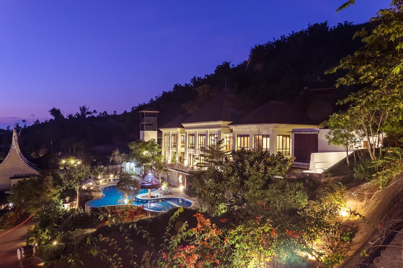 1. Jambuluwuk Batu Resort, 2. Villa Mulyono, 3. Paddy City Resort, 4. Hotel Tugu Malang, 5. Hotel 101 Malang OJ, 6. Ubud Hotel and Villas Malang, 7. The Singhasari Hotel, 8. Hotel Kampung Lumbung