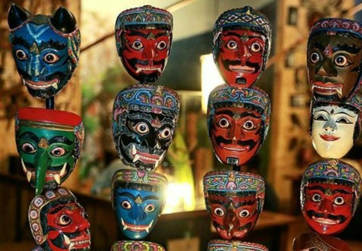 1. Keramik Dinoyo, 2. Kaos Khas, 3. Topeng Malangan, 4. Batik, 5. Bantal Cinta Bordir, 6. Kerajinan Bambu, 7. Kerajinan Gerabah, 8. Kerajinan Cobek Batu, 9. Kerajinan Topeng, 10. Miniatur Landmark, 11. Biola (harga 1-3juta), 12. Handicraft Kayu Wijaya, 13. Furnitur Antik, 14. Kerajinan Baja, 15. Industri Kompor