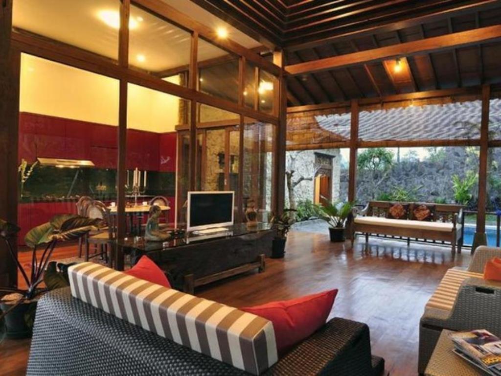 1. Jambuluwuk Batu Resort, 2. Villa Mulyono, 3. Paddy City Resort, 4. Hotel Tugu Malang, 5. Hotel 101 Malang OJ, 6. Ubud Hotel and Villas Malang, 7. The Singhasari Hotel, 8. Hotel Kampung Lumbung
